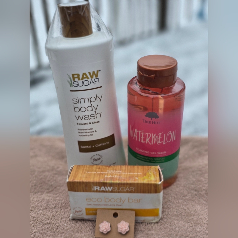 Women's Body Care Bundle With Earrings
